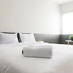 Apartemen studio 30 m² dengan 1 kamar mandi pribadi di Deltamas