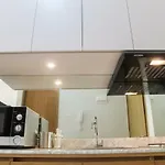 Apartemen studio 30 m² dengan 1 kamar mandi pribadi di Deltamas